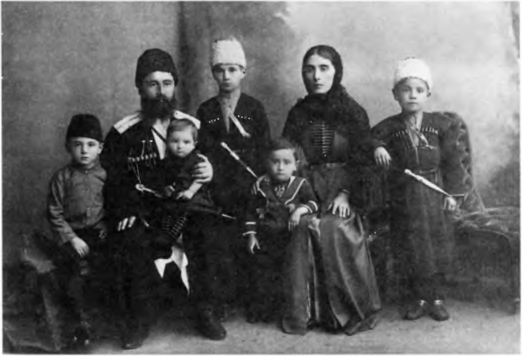 Осетины (полковник В. Хетагуров с семьей) Научный архив Северо-осетинского института гуманитарных исследований им В.И.Абаева