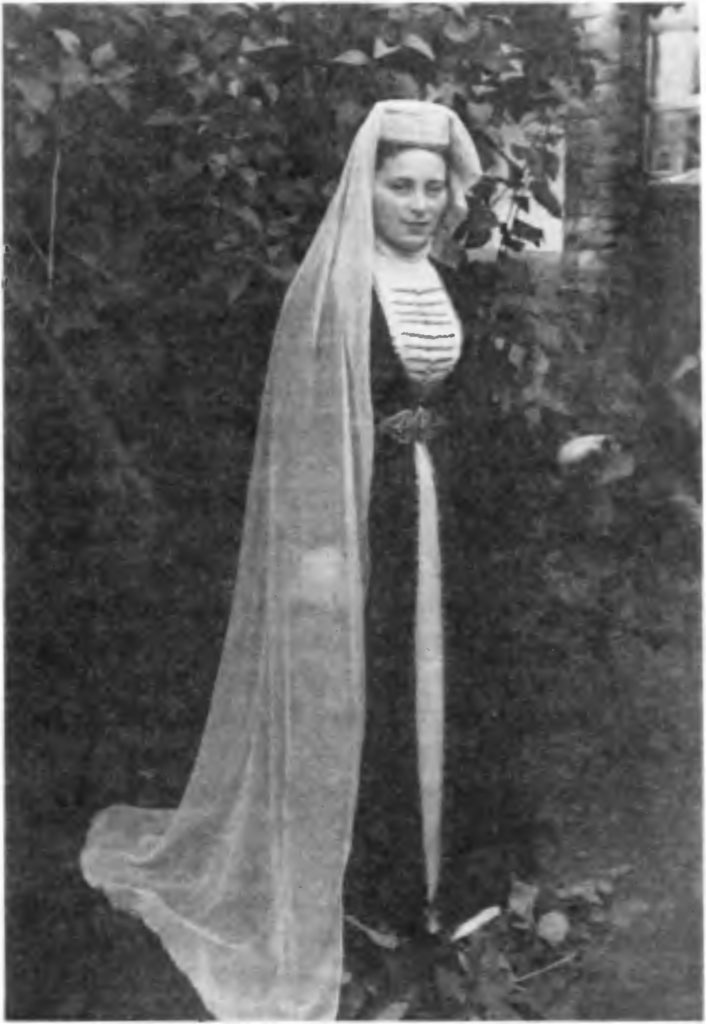 Праздничная одежда Фото из личного архива И.Н. Цаллаговой, 1950 г.